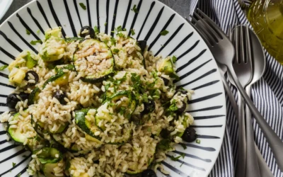 La salade de riz méditerranéenne aux légumes grillés