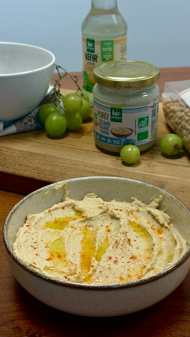 🛒 Ingrédients :
300 g de pois chiches cuits
2 à 3 c. à soupe de tahini (purée de sésame)
1 gousse d’ail
Jus d’1 citron
Un filet d’huile d’olive (pour la fin) 
3 à 4 c. à soupe d’eau froide
Sel, poivre
1 pincée de cumin (optionnel)

👩‍🍳 Préparation :
Dans un blender, mixe tous les ingrédients sauf l’eau.

Ajoute l’eau petit à petit jusqu’à la texture désirée (plus ou moins lisse).

Rectifie l’assaisonnement (plus de citron, sel ou ail selon les goûts).

Sers frais, avec un filet d’huile d’olive et une pincée de paprika en topping.

Le conseil nutrition : 
Le pois chiche, c’est la star des légumineuses : riche en protéines végétales, en fibres et en fer. On recommande d’en consommer au moins deux fois par semaine – et cette recette de houmous tombe à pic ! À l’apéro comme proposé ici, en entrée, en bord d’assiette, en fond de sandwich elle s’invite à toutes les étapes du repas.
#alimentationsante #produitbio #ideerecette #houmous