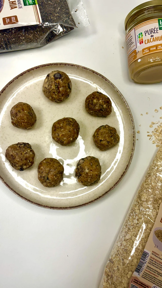 ✨ Besoin d’un boost naturel pour vos journées chargées ?
Ces energy balls maison riche en protéine , prêtes en 10 minutes, sont la pause saine et gourmande par excellence 💪🌿

Ingrédients :
•	60 g de son d’avoine ou de petits flocons d’avoine @BioParNature
•	40 g de purée de cacahuète @BioParNature
•	6 dattes dénoyautées (environ 60 à 70 g)
•	1 c. à soupe de graines de chia @BioParNature
•	1 c. à soupe de poudre de chocolat ou pépites de chocolat (optionnel)
•	1 c. à café de miel @BioParNature
Instructions :
1.	Si les dattes sont sèches, faites-les tremper 5 à 10 minutes dans de l’eau chaude, puis égouttez-les.
2.	Placez tous les ingrédients dans un mixeur et mixez jusqu’à obtenir une pâte homogène et collante.
3.	Prélevez de petites portions et roulez-les entre vos mains pour former des boules (environ 20 g chacune).
4.	Placez les energy balls au réfrigérateur pendant au moins 30 minutes pour qu’elles durcissent.
Conseils :
•	Pâte trop sèche ? Ajoutez un peu d’eau ou de purée de cacahuète.
•	Pâte trop collante ? Incorporez un peu de son d’avoine ou des graines de chia.
Les petits flocons d’avoine offrent une texture douce et veloutée. Riches en fibres, ils favorisent la satiété, calment les fringales et sont très digestes.
⚠️ Ce sont des boules d’énergie : prenez le temps de mastiquer et dégustez-les en pleine conscience !

👉 Cette recette donne environ 6 à 8 balls selon la taille.
Conservation : jusqu’à 1 semaine au réfrigérateur dans une boîte hermétique.